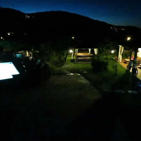 Con Piscinajardinbarbacoa Prázdninový dům