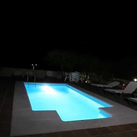 Nyaraló Con Piscinajardinbarbacoa *